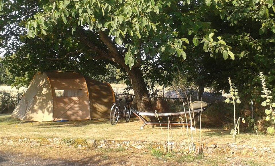 sous le noyer avec vélos et tente