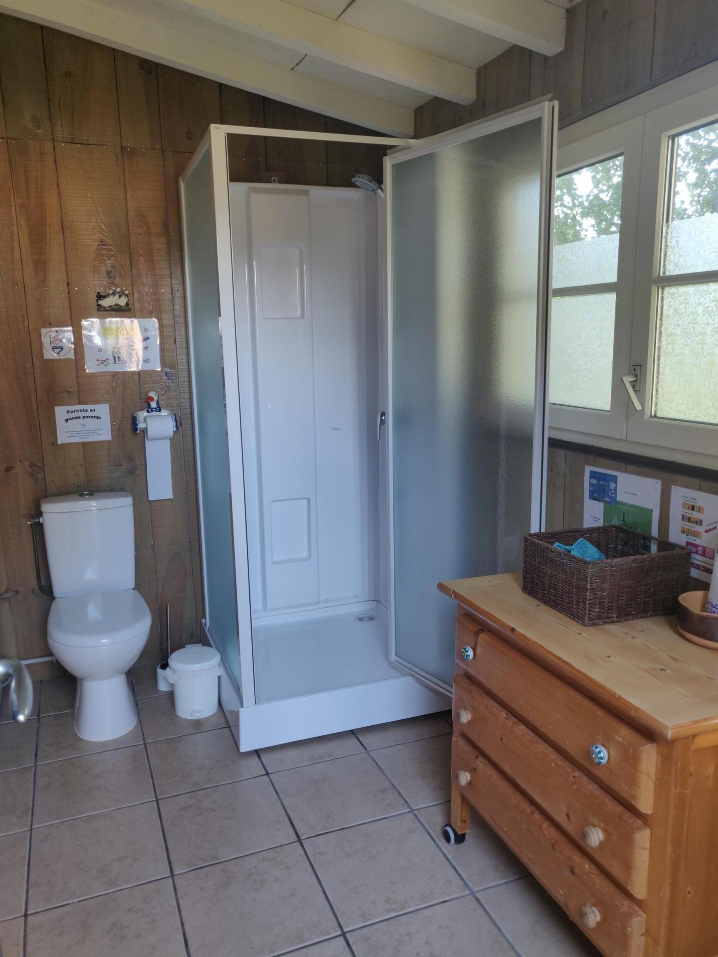 La cabane à laver, la douche